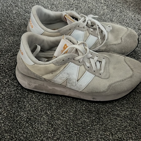 Size 9 new balance shoes in good used condition - Picture 2 of 2